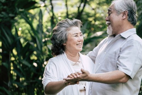 일본 시니어를 위한 버스와 AI 중매 서비스