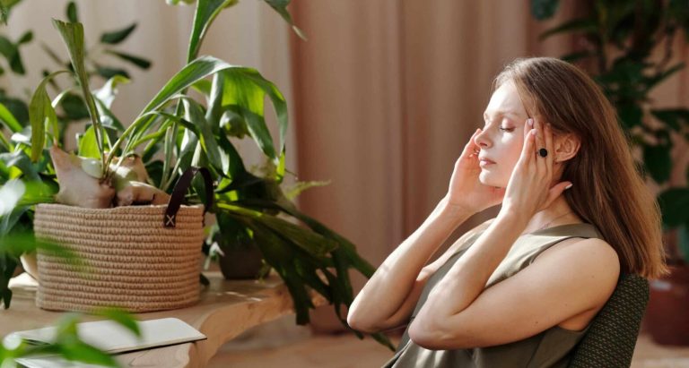 오늘 바로 시도해볼 수 있는 편두통 완화 자연 요법